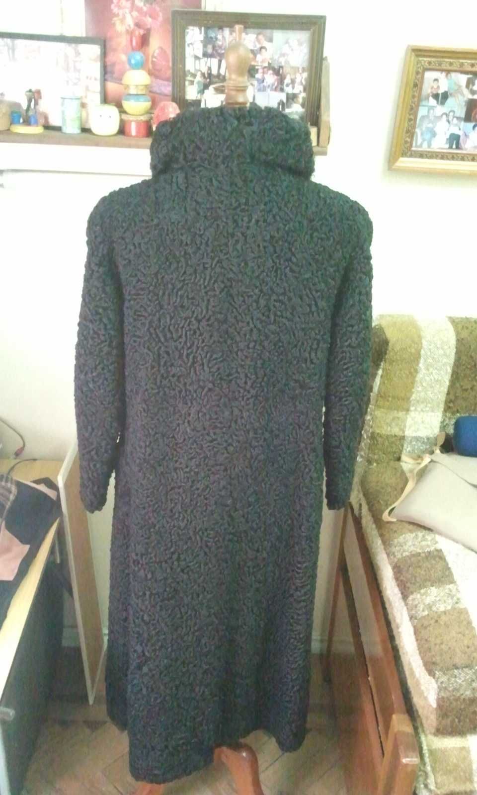 Casaco de Astrakhan Karakul preto (Arabi), comprido.