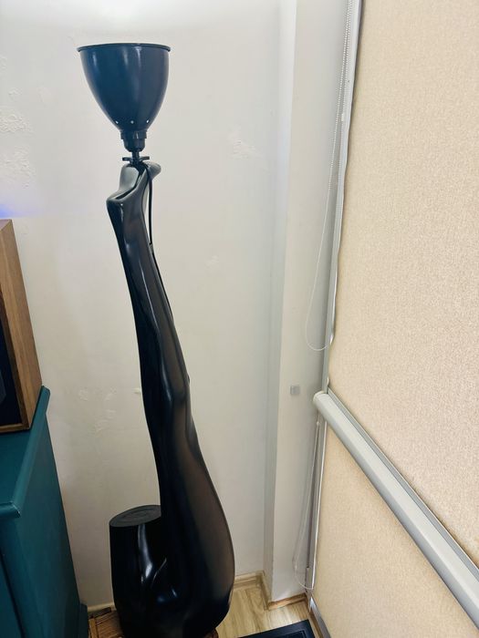 Lampa artystyczna z nogi od manekina
