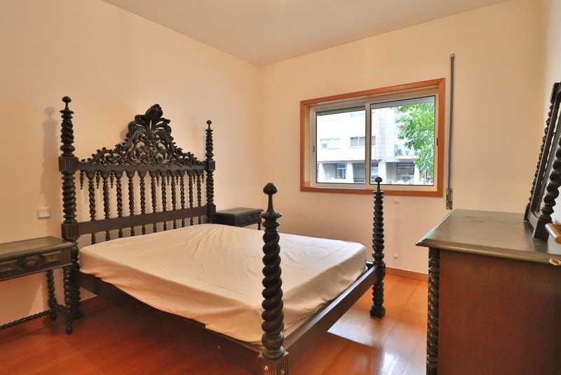 Cama de Casal  em Madeira, com Mesinhas de Cabeceira e Cómoda