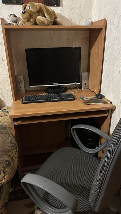 Компютерний стіл з поличками