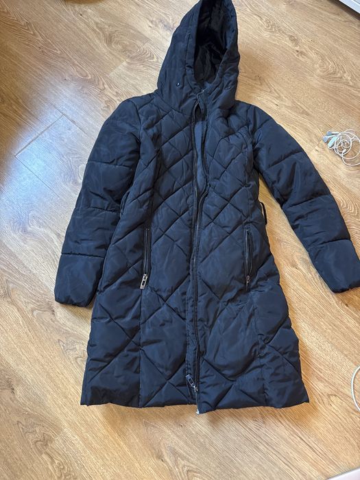 Plasz Reserved rozmiar 36. Czarny pikowany