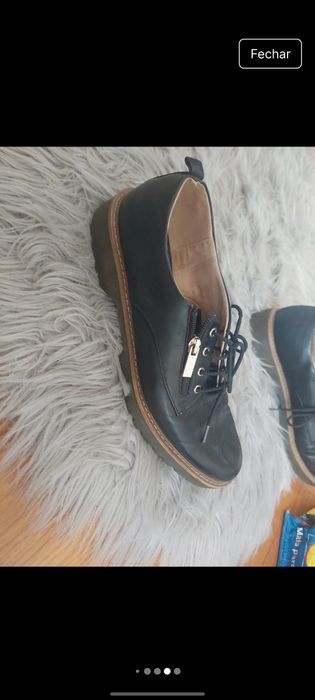 Sapatos com atacador e fecho