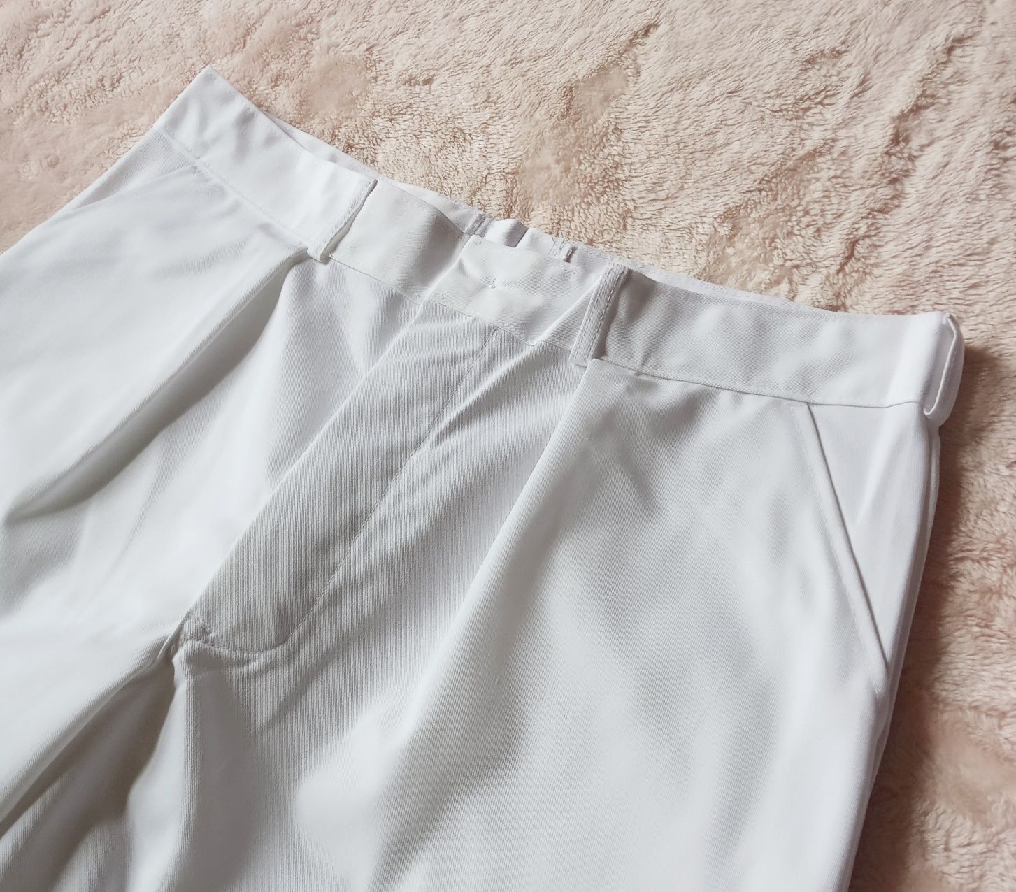 Białe, klasyczne spodnie