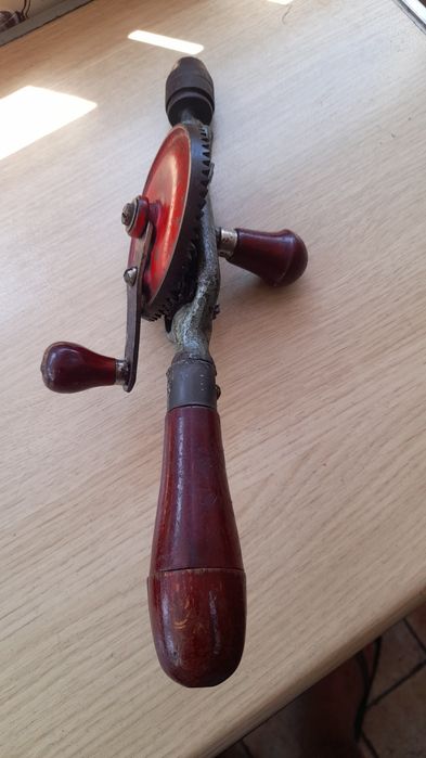 Berbequim manual com broca incluída