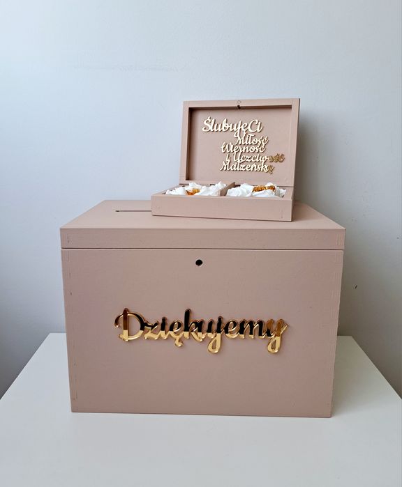 Beżowe pudełko na koperty obrączki Lustrzane złote napisy pleksi plexi