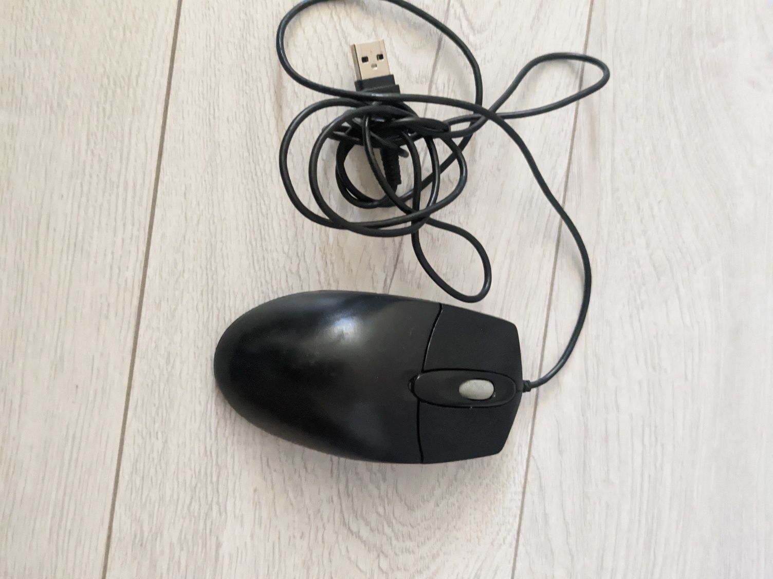 Две клавиатуры и мышку USB. Logitech и Sven