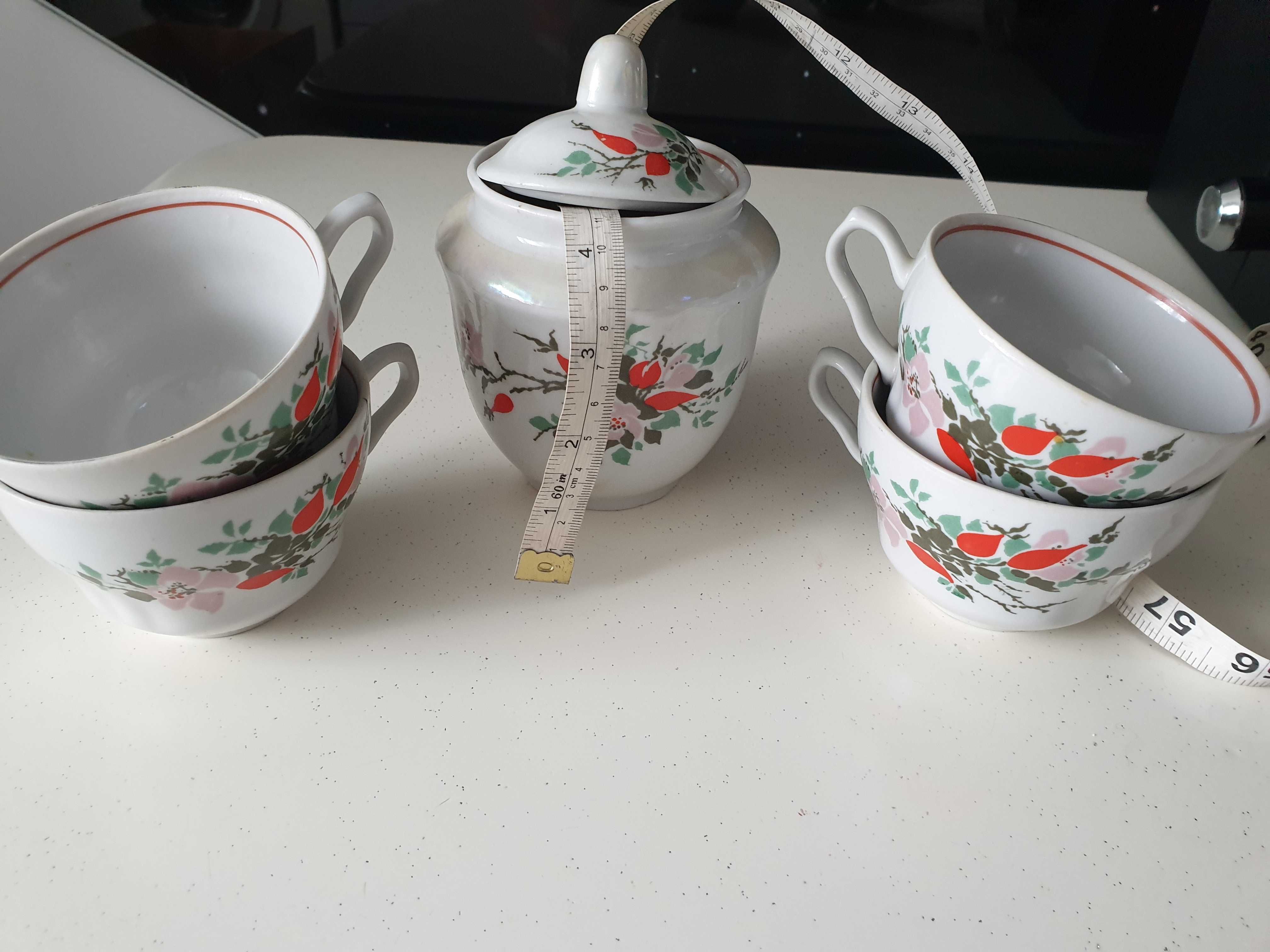 Ложки, кувшин, чашки, сахарница, супные тарелки