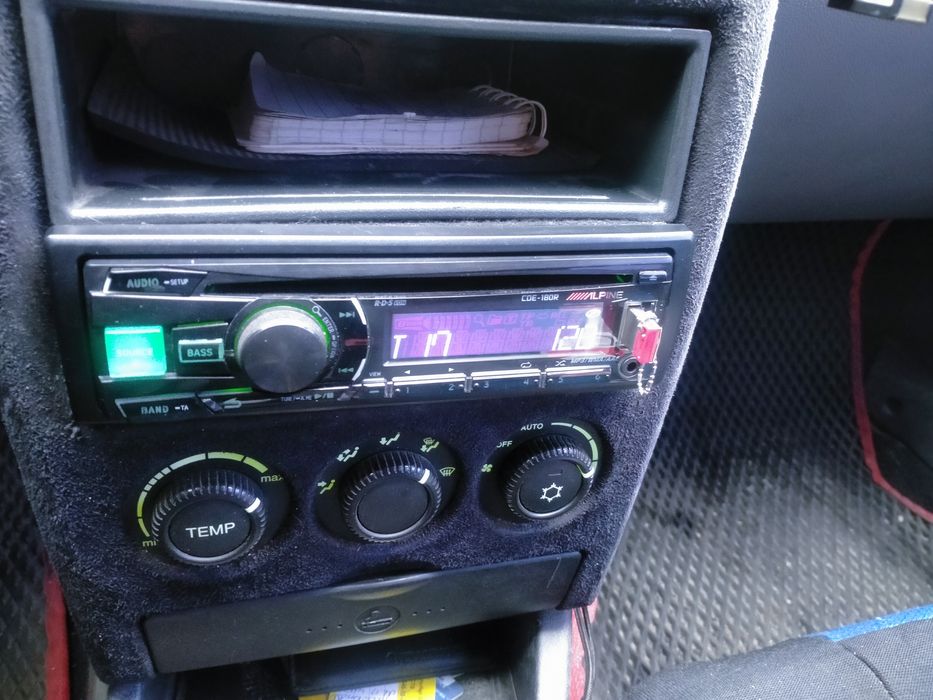 Alpine CDE -180R магнитола с блютузом