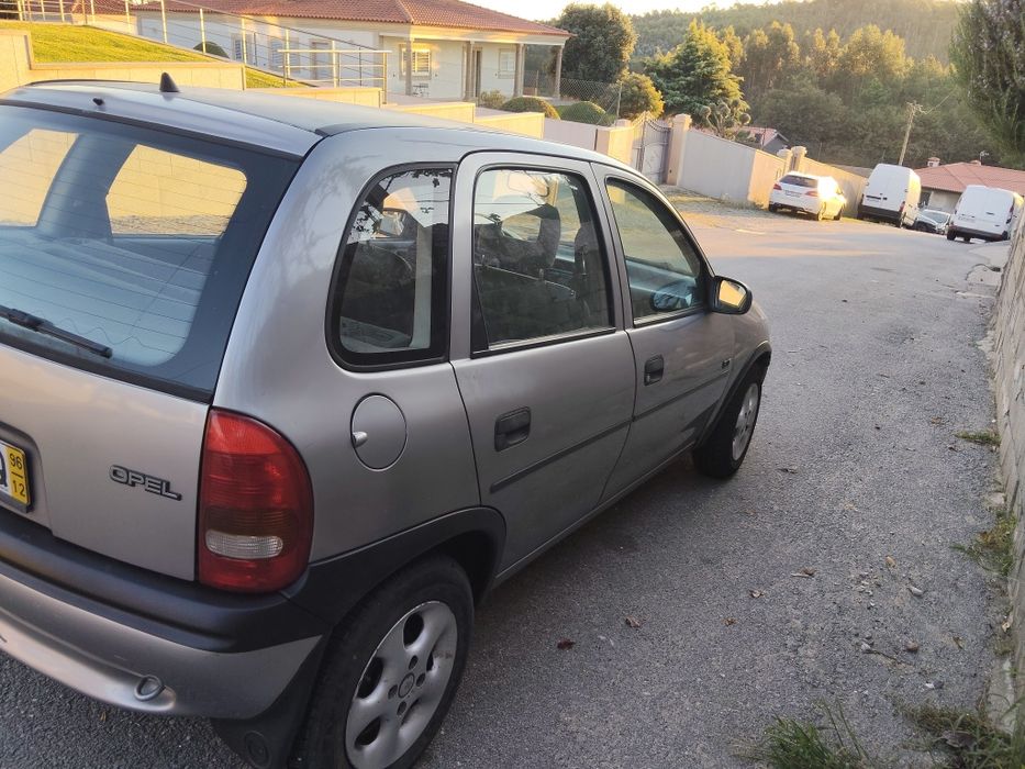 Opel corsa a gasolina muito bom estado revisão feita