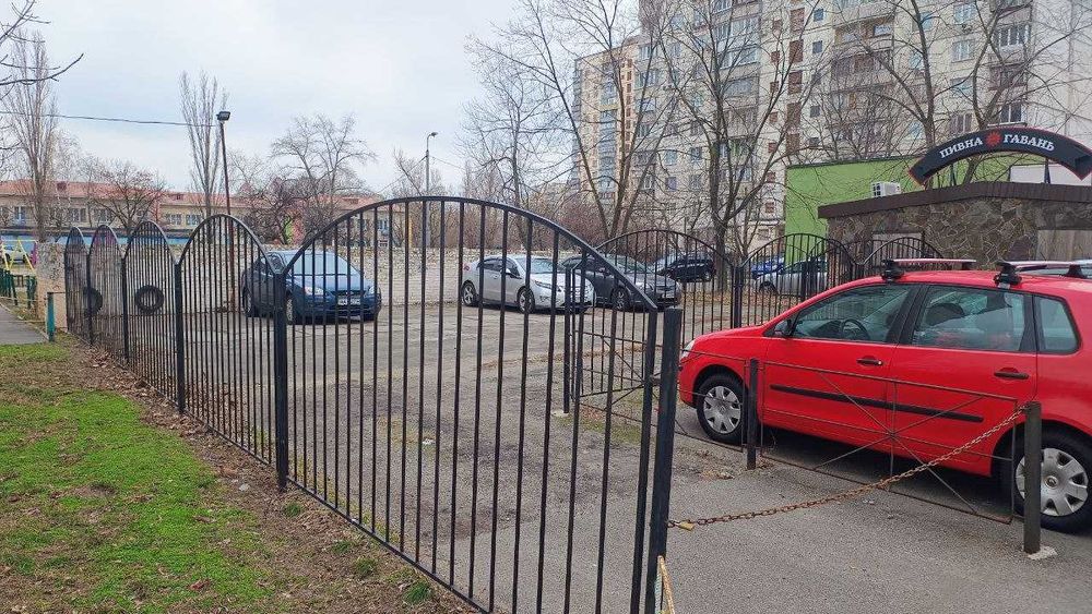 Парковочне місце на Оболоні