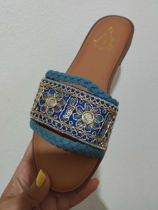 Chinelos modelo Indiano todos trabalhados em azul
