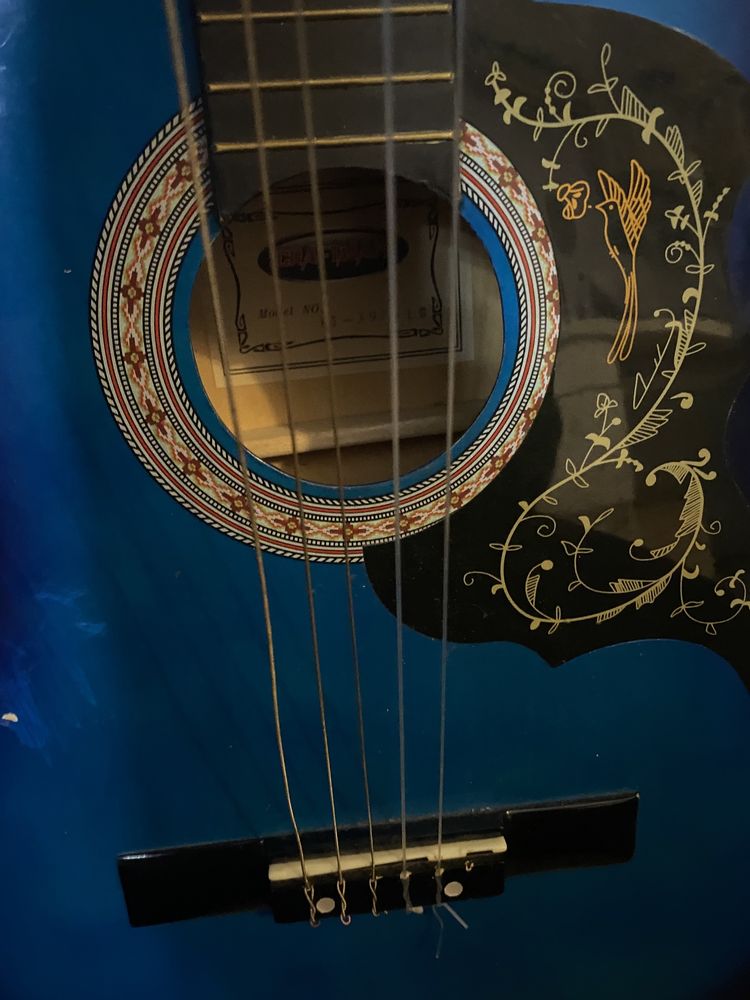 uszkodzona gitara.Odbiór tylko osobisty!!