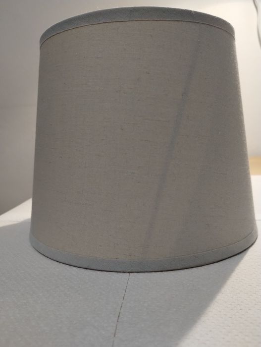 Szary abażur do lampy  stołowej.
