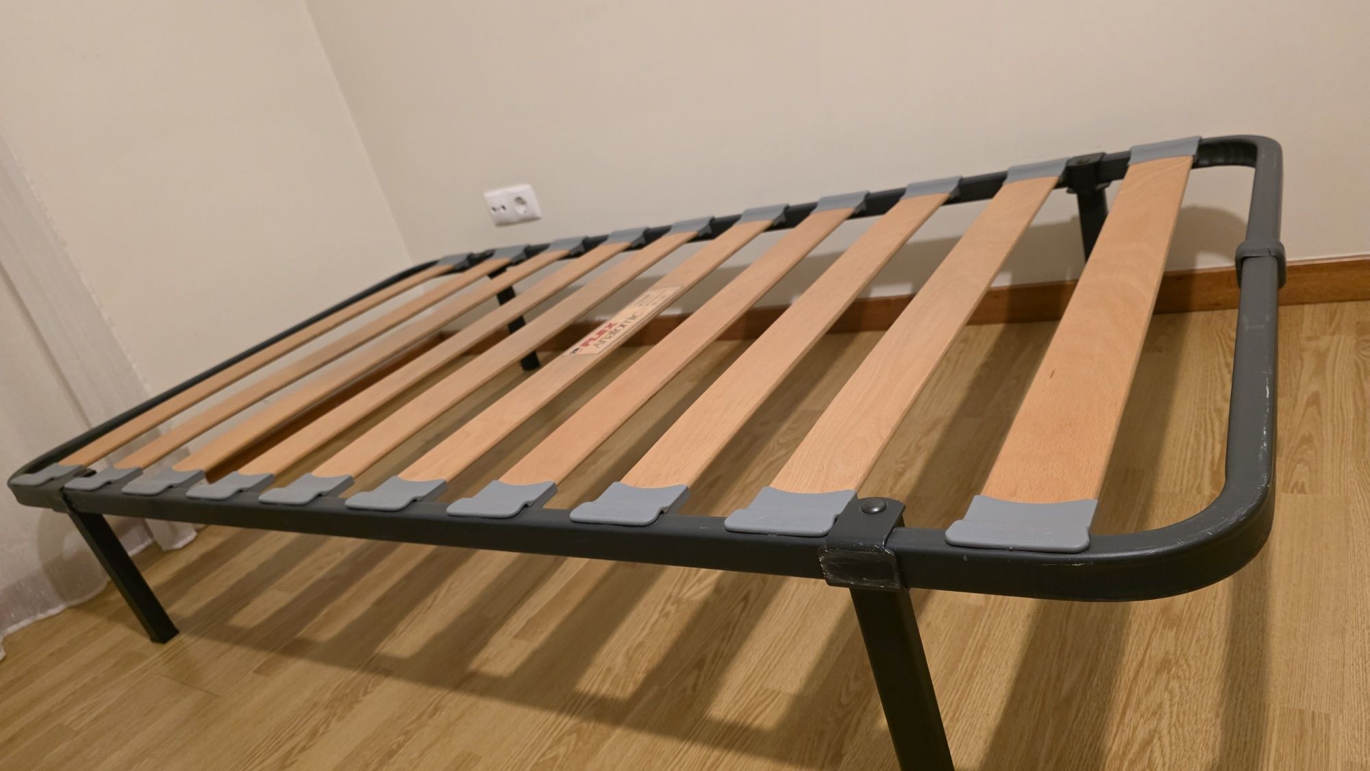 Estrado de solteiro, robusto, 1 m de largura por 1,90 m de comprimento