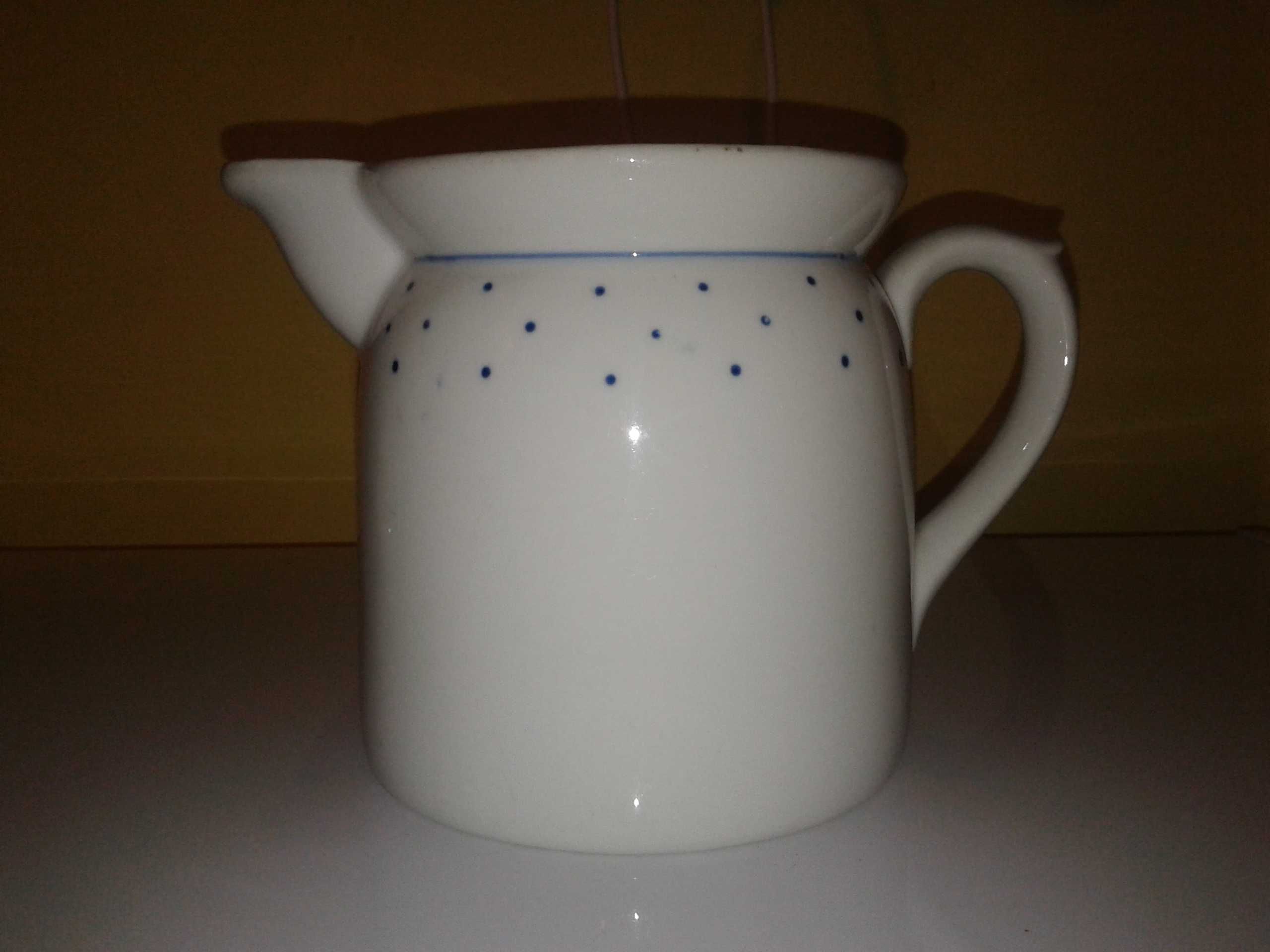 stary prosty dzban porcelanowy z lekkimi ozdobiony u góry,biały