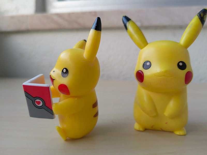 Figura Pikachu Pokémon a segurar livro Oferta do Pikachu Macdonalds