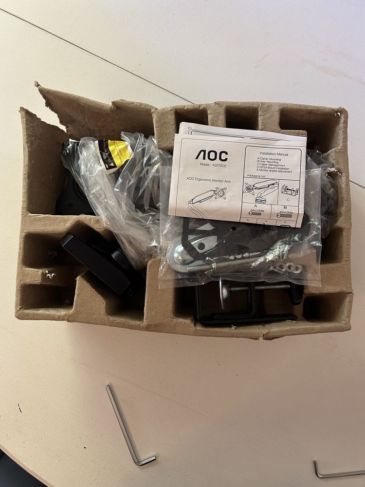 braço de monitor AOC na caixa com talão