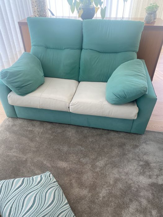 Dois sofas em tom verde agua e branco