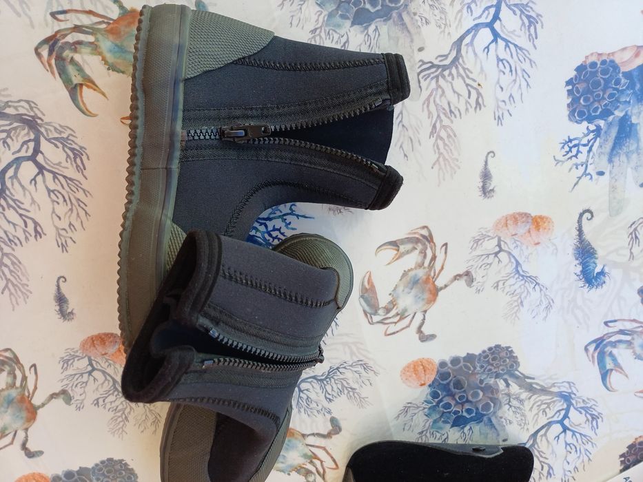 Vende se dois pares de  botas de neoprene 5 mm.