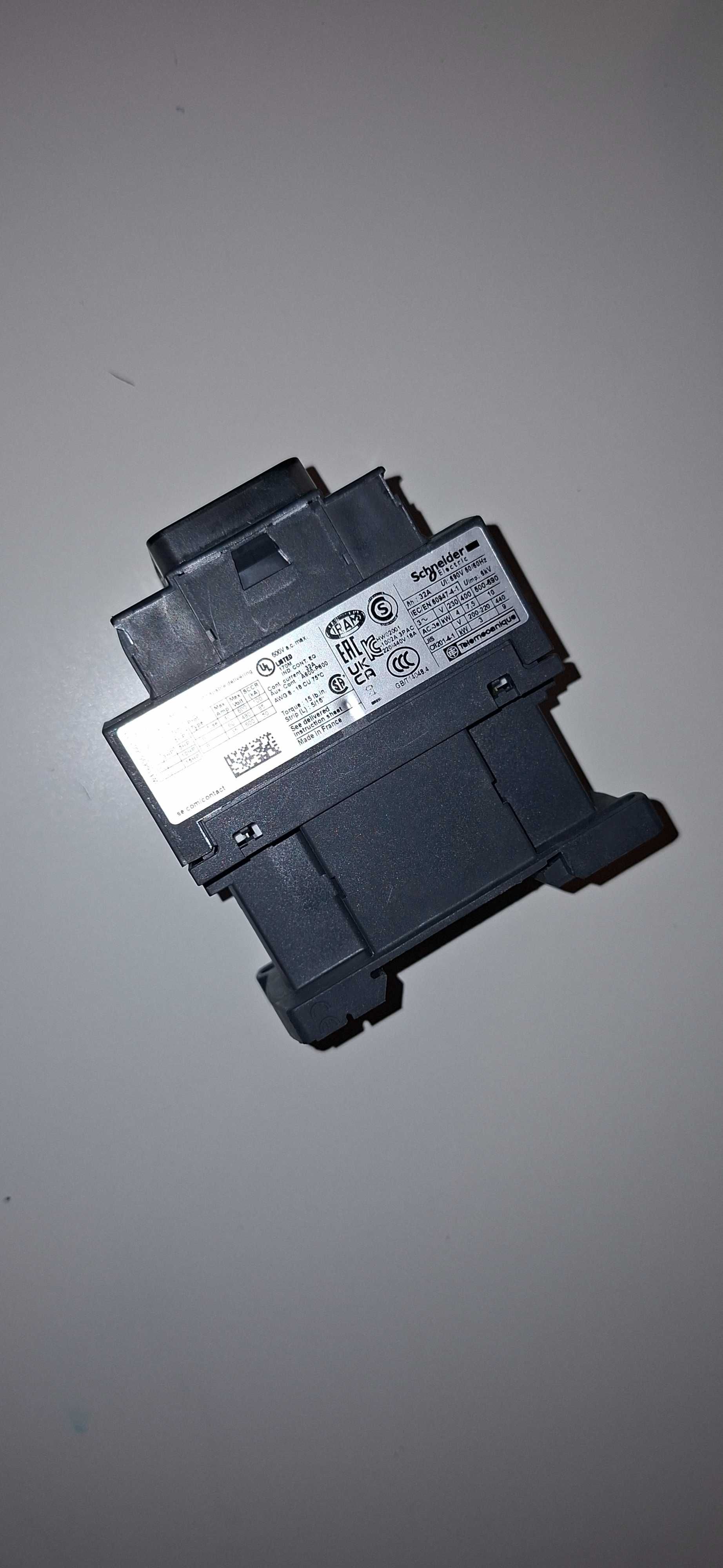 Stycznik mocy Schneider LC1D18B7 18A 24V AC