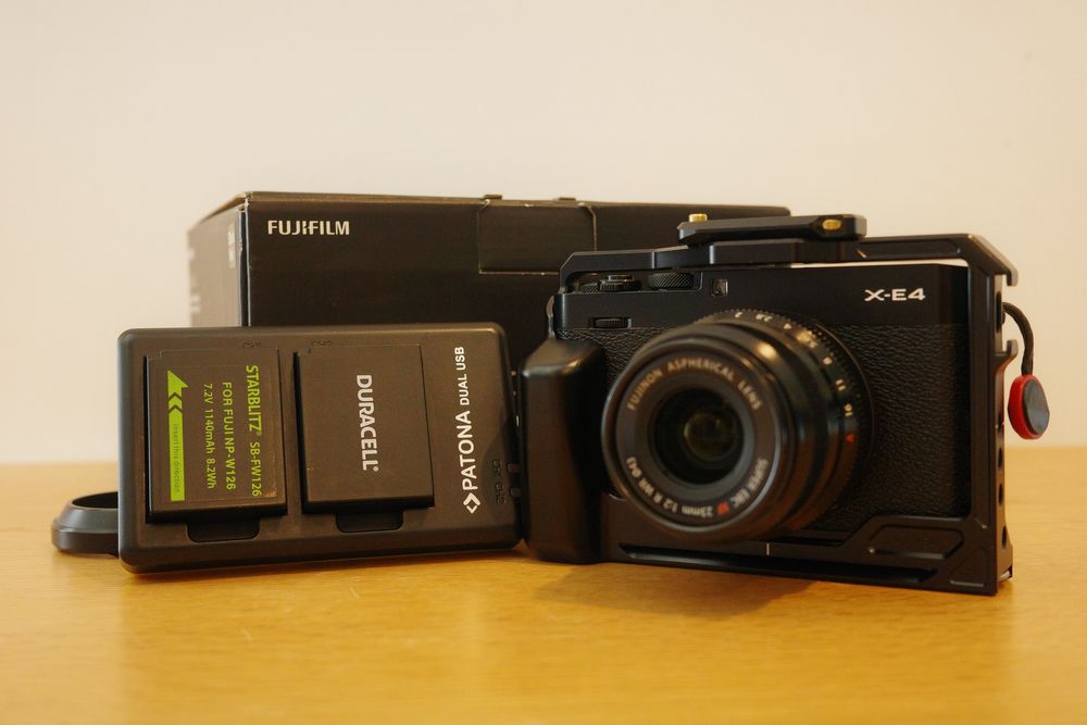 Fujifilm X-E4 com Fuji Xf 23mm f2 + cage + 3 baterias + Thumb grip