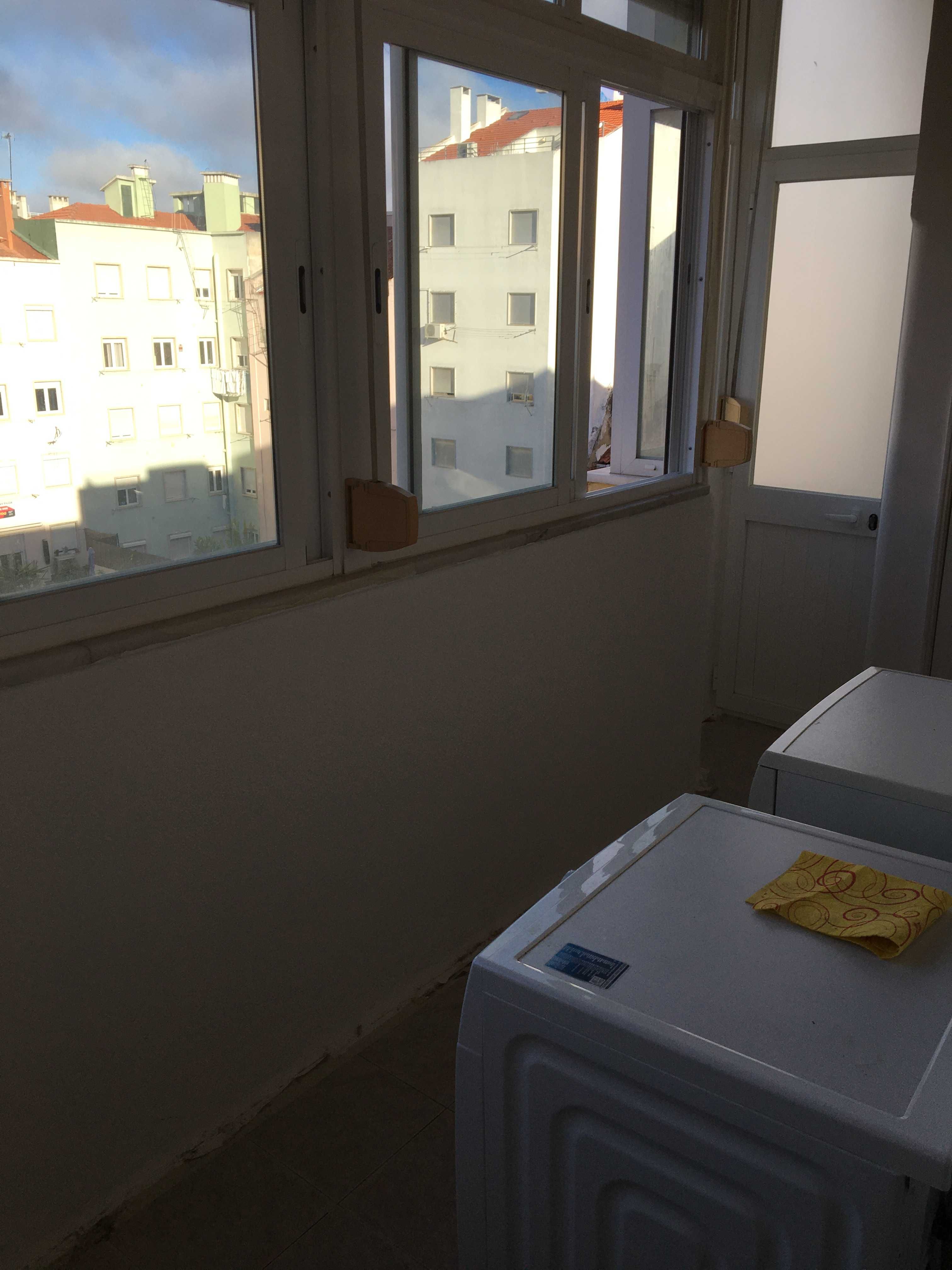 ALUGA-SE QUARTO A JOVEM ESTUDANTE
