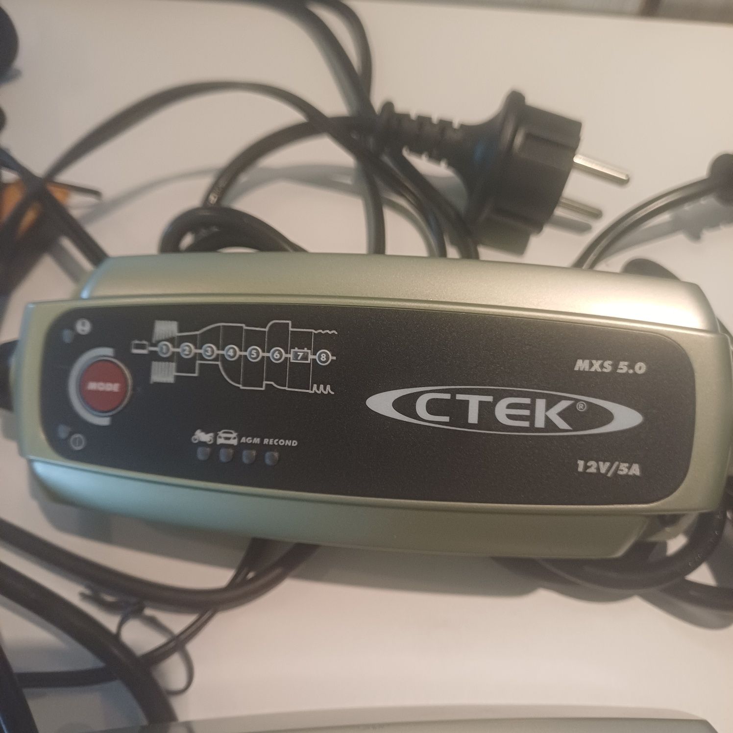 Автоматичний зарядний пристрій кислотно-свинцевих акумуляторів CTEK