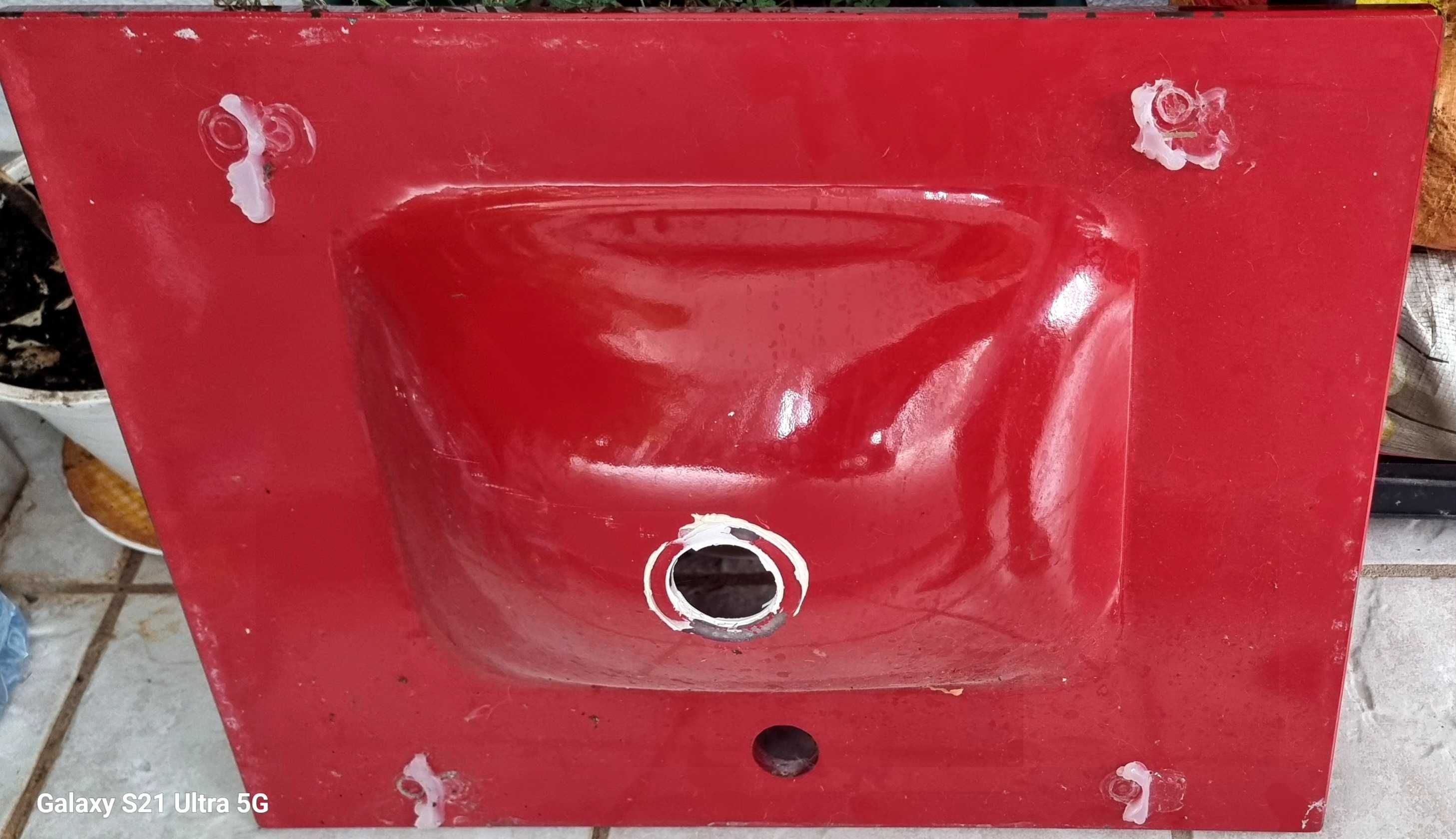 Lavatório (pia de casa de banho) em cerâmica, com acabamento vermelho.