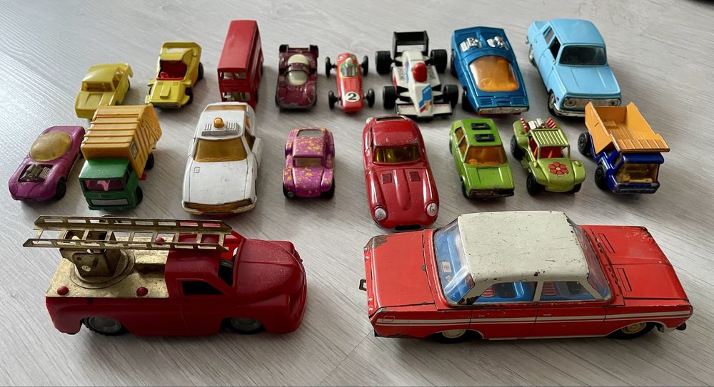 Zestaw starych resoraków/modeli aut m.in.Matchbox,Schuco.