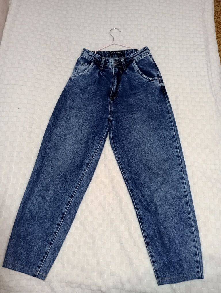 Базові джинси МОМ з імітованими подряпинам
