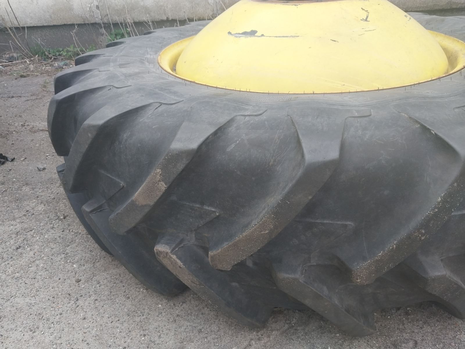 Продам шины,диски,спарку John deere