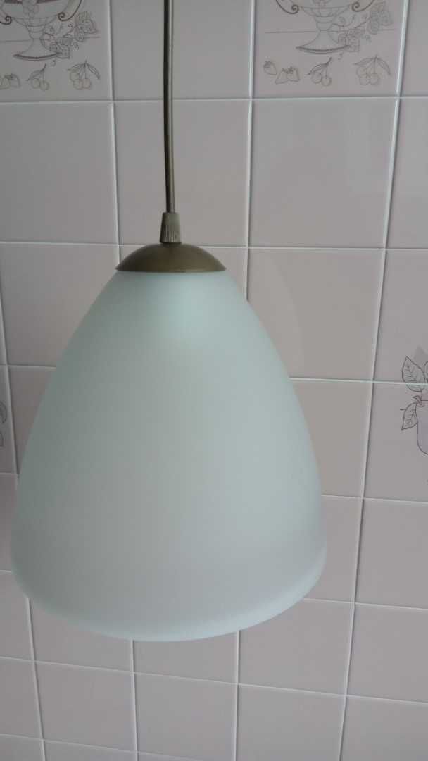Lampa sufitowa zwisająca z białym mlecznym matowym kloszem