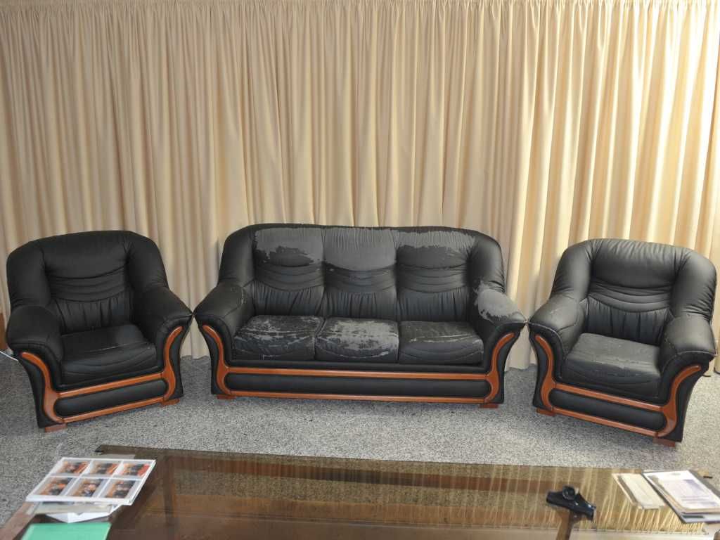 Terno de sofás em pele artificial pretos