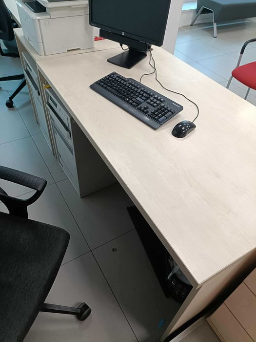 Używane biurko jasne drewno z szarym elementem do biura