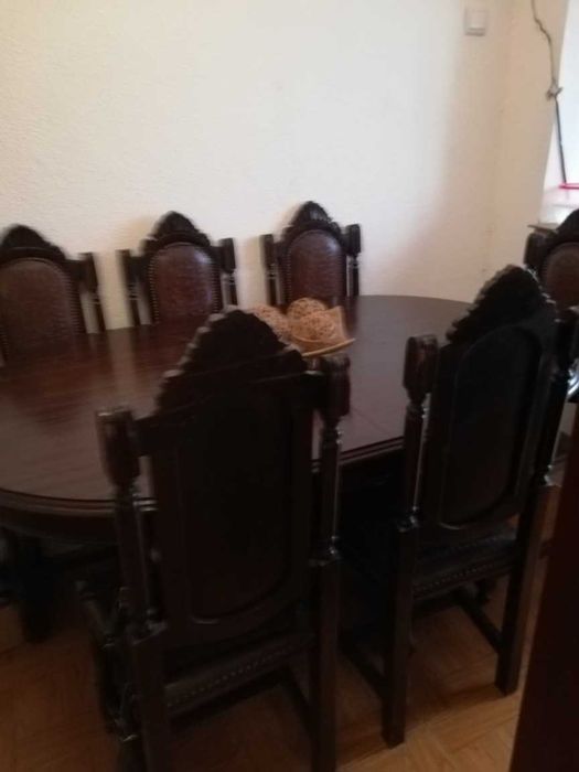 Mesa e cadeiras antiga de madeira