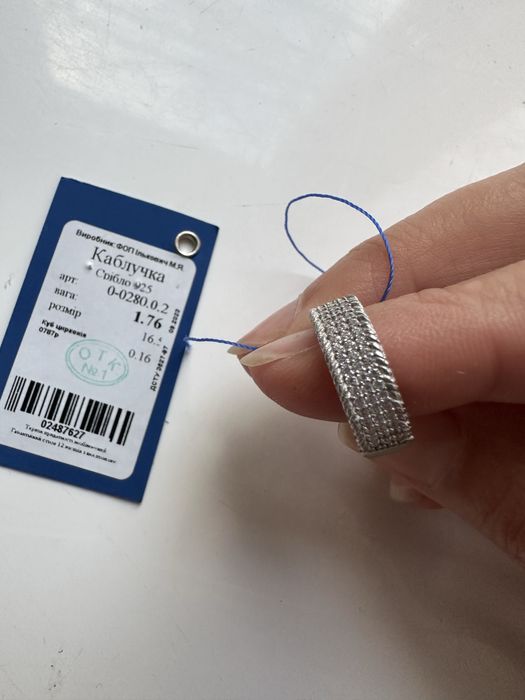 Стильне якісне срібне з камінцями колечко, перстень, дешево