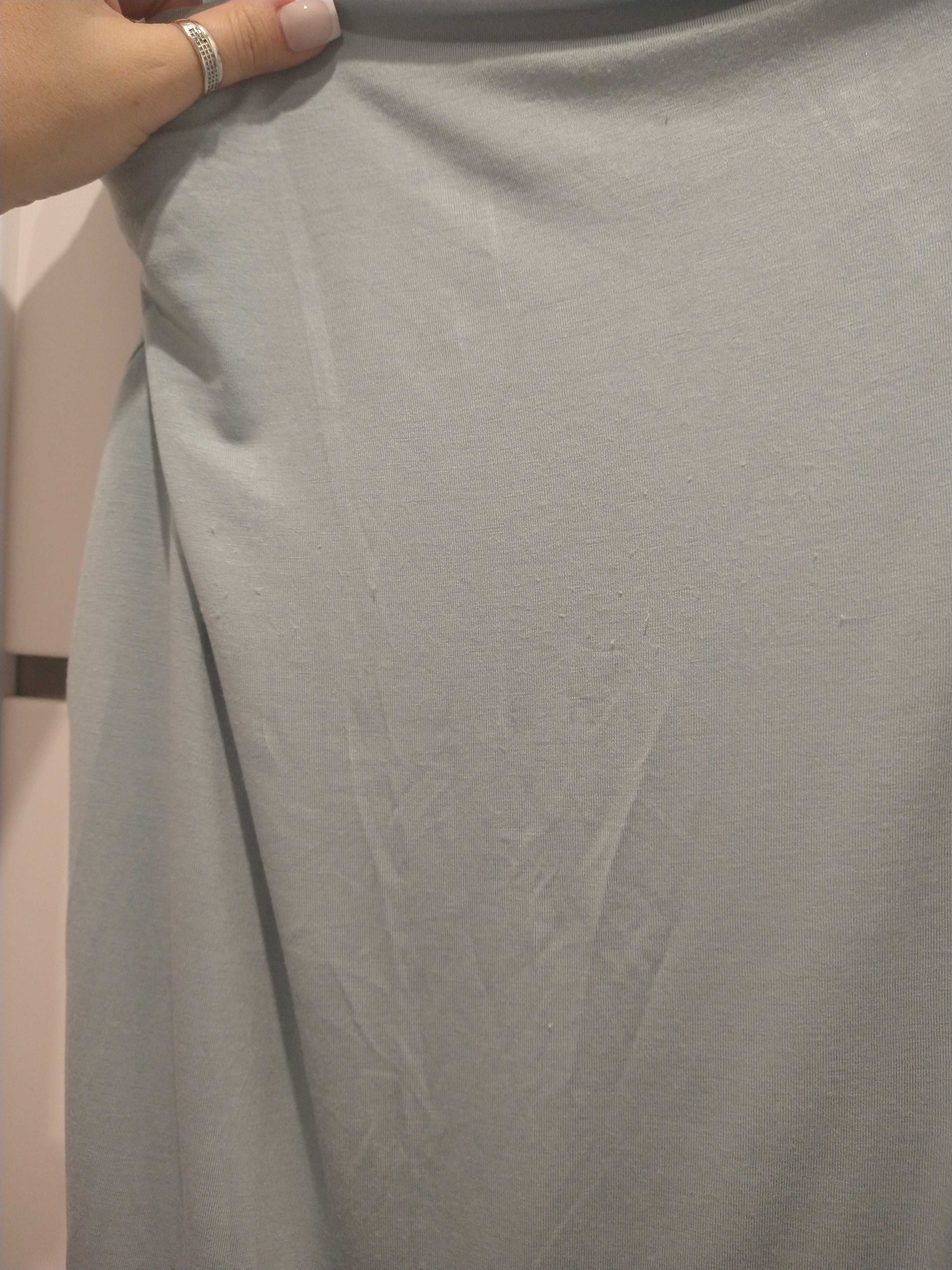 Bluzka pastelowo miętowa Mohito z lekka falą pod szyją z przodu