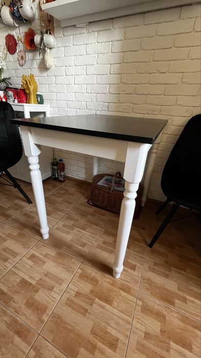 Stół w stanie bardzo dobrym, idealeny do kuchni