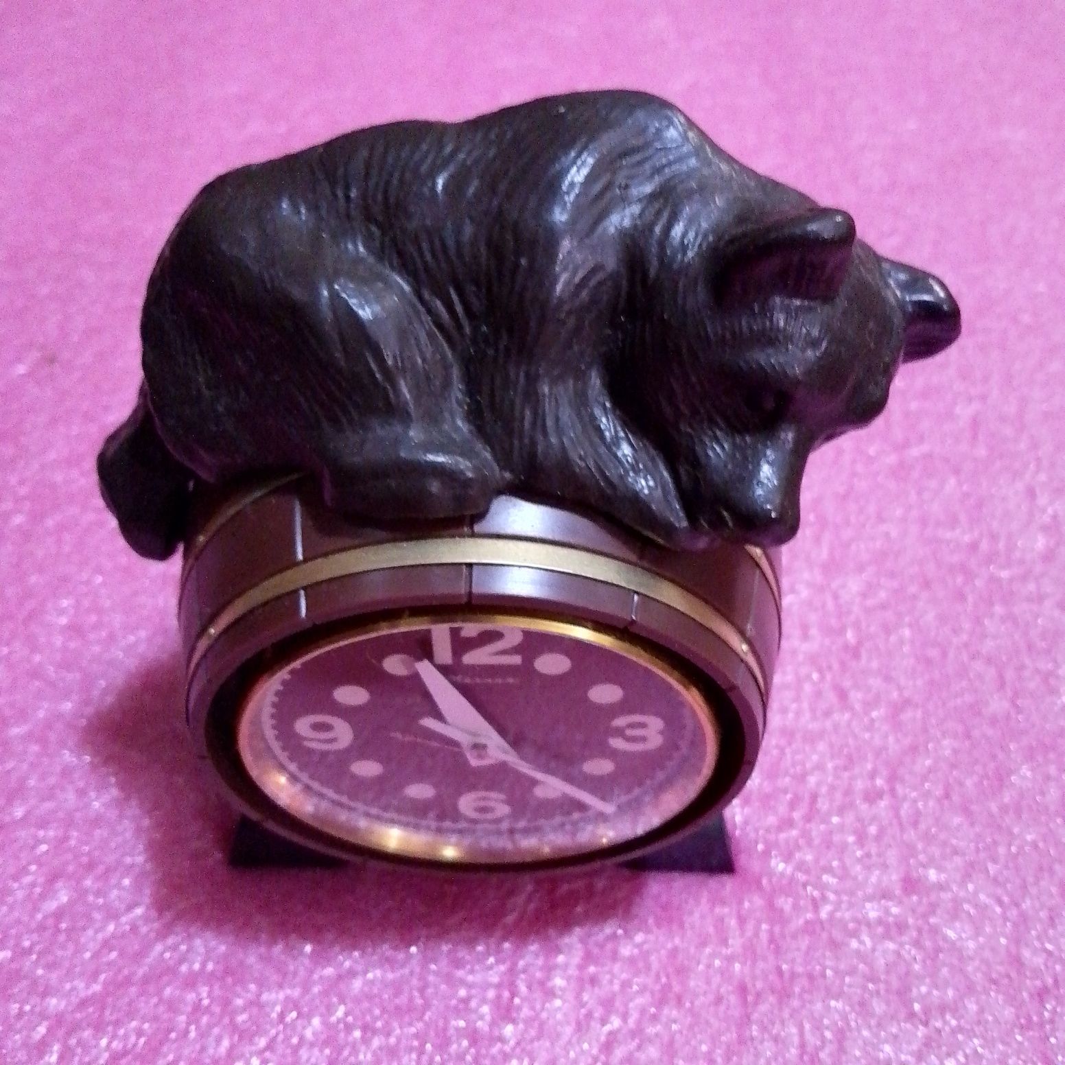 Часы настольные Медведь на бочке.