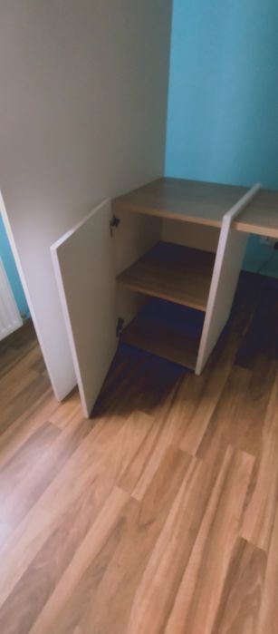 Łóżko antresola z biurkiem i szafką oraz szafą.