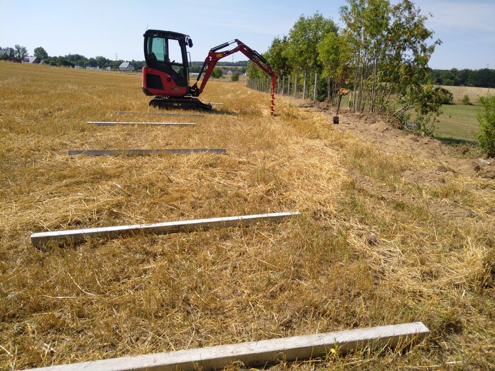 Układanie kostki brukowej .Prace ziemne minikoparką koparką.ładowarką