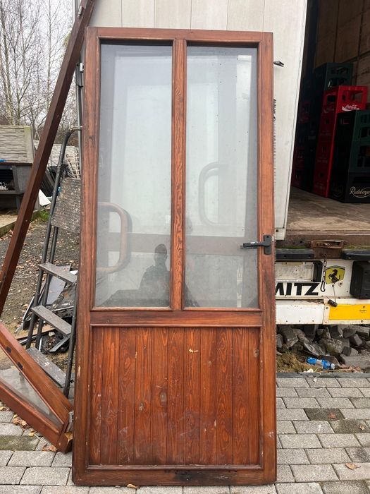 Drzwi drewniane do domu na budowę garażu