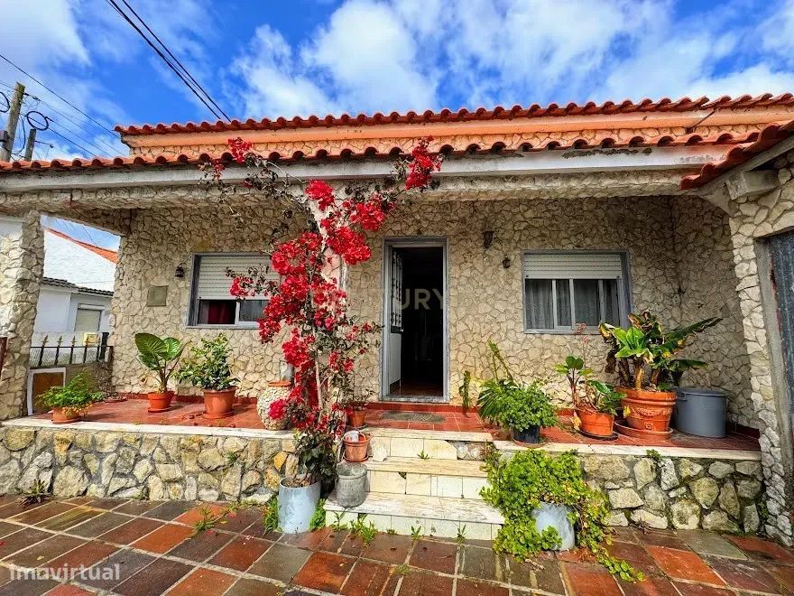 Moradia térrea com jardim e sótão amplo, no Campo, Caldas da Rainha –