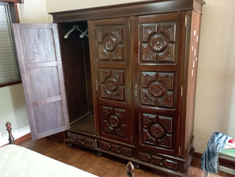 Mobília de quarto completa em madeira maciça