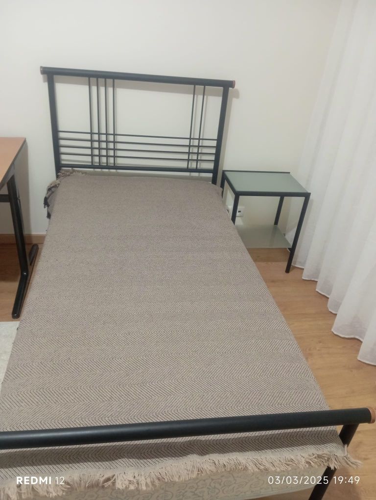 Cama de ferro individual