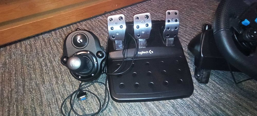 Logitech G29 Kierownica, pedały, skrzynia biegów, stojak na kierownicę