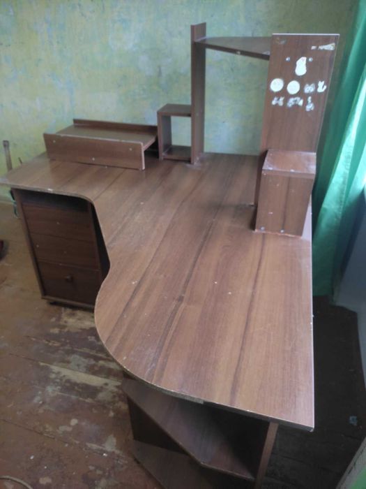 Комп'ютерний стіл