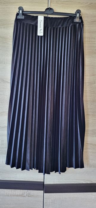 Czarna nowa  plisowana  spódnica rozmiar 44