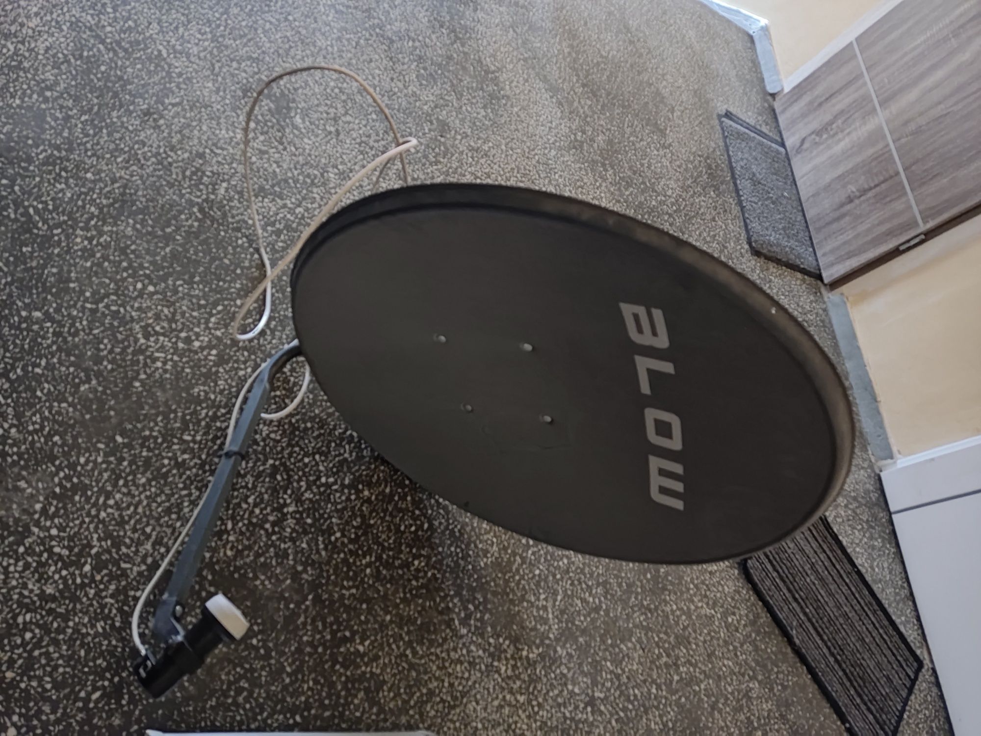 Antena satelitarna z konwerterem uchwytem i kablem