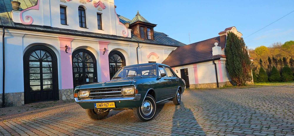 Zabytkowy Opel Rekord do ślubu.
